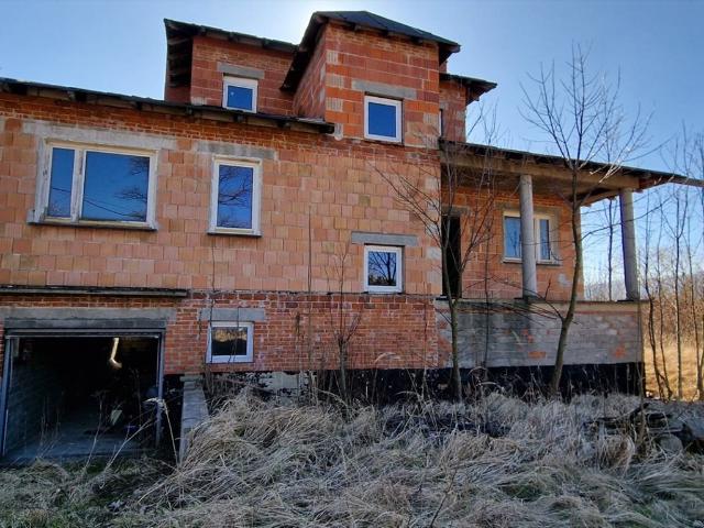 Przestronny dom w Ostroszowicach z dużą działką i stawami
