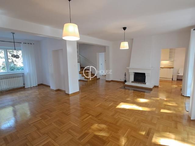 Przestronny dom w Sadybie z 80 m² otwartej przestrzeni