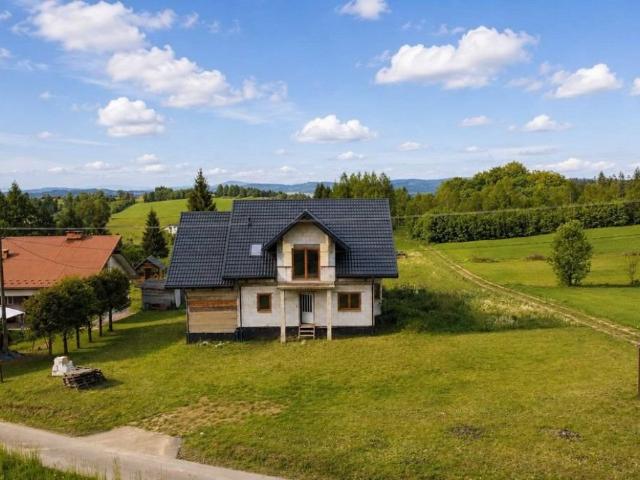 Przestronny dom w stanie surowym z dużą działką 46 arów