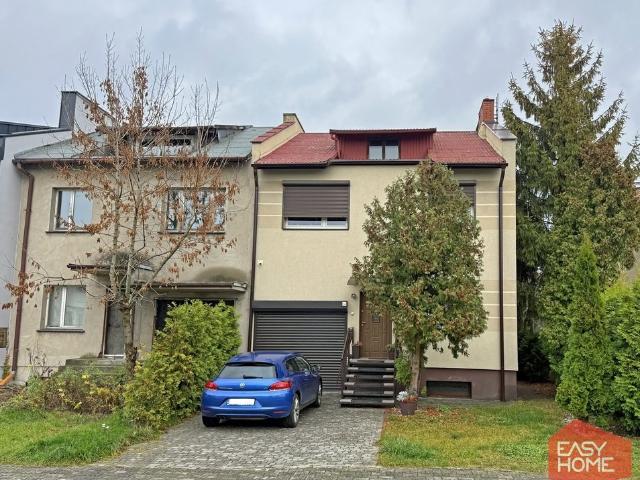 Przestronny dom z tarasami, garażem i ogrodem w Wrześni