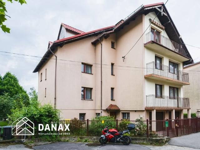 Przestronny dom z trzema mieszkaniami i garażami
