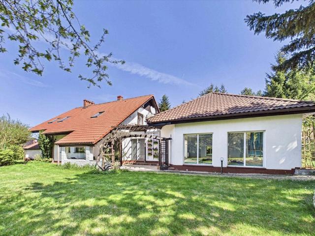 Przestronny dom z basenem i ogrodem w Kunicach