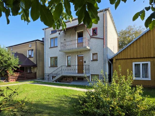 Przestronny dom z dwoma wjazdami i garażami, 166 m2