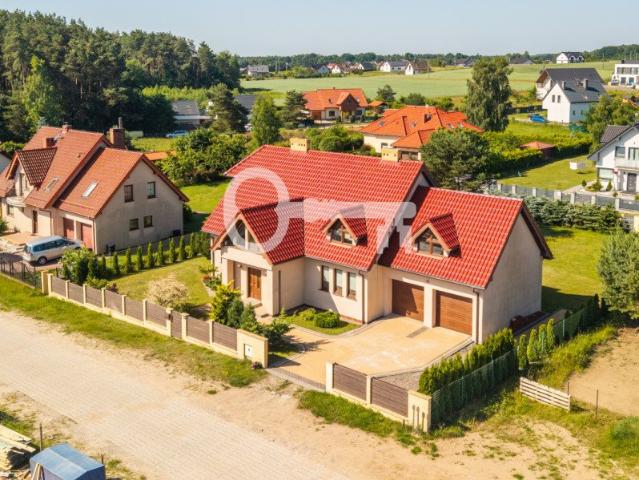 Do sprzedania przestronny dom 250 m² z dużym ogrodem w Dobrzewinie