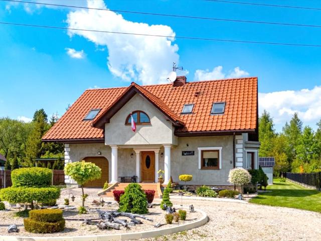 Przestronny dom z dużą działką i tarasem w Wodzisławiu