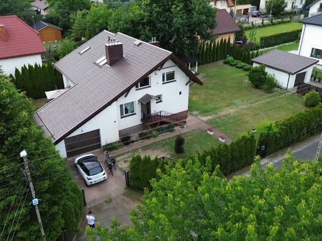 Przestronny dom z dużą działką i garażami polecam