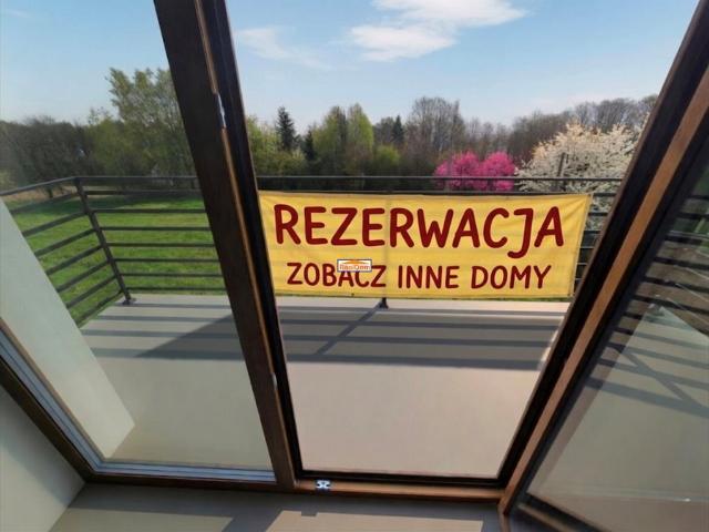 Przestronny dom z dużą działką i spokojną lokalizacją