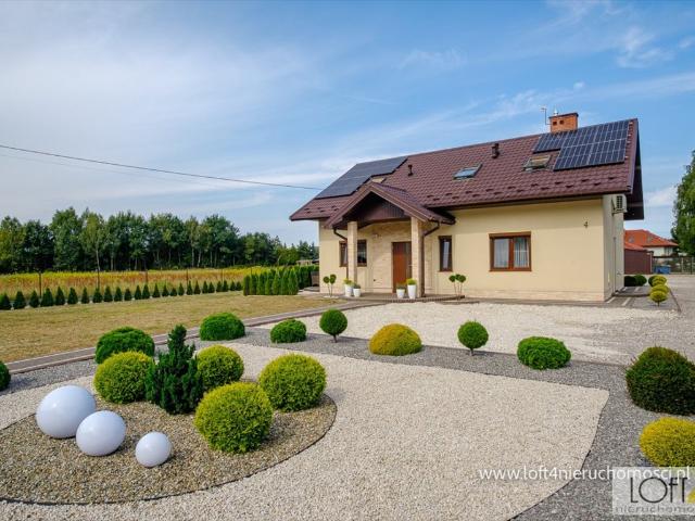 Przestronny dom z fotowoltaiką i dużą działką