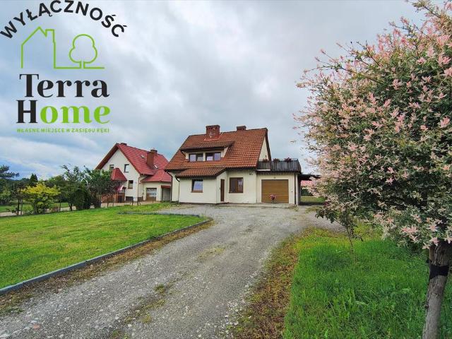 Przestronny dom z garażem i ogrodem w Brzezinach
