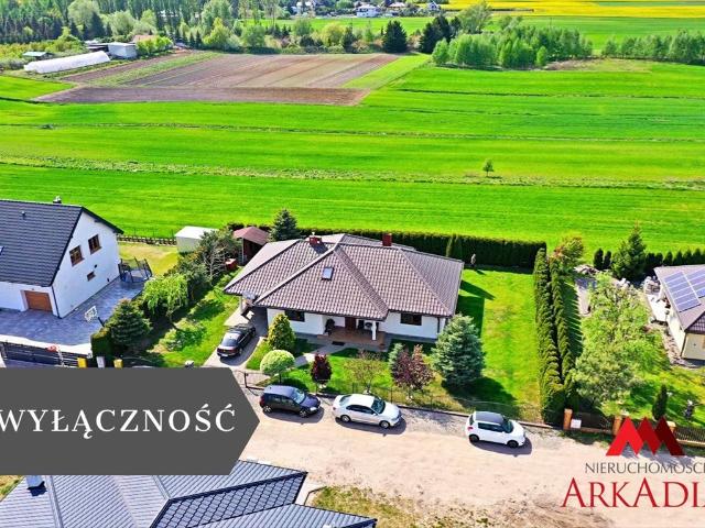 Przestronny dom z garażem, 4 pokoje, ogród, gotowy do zamieszkania