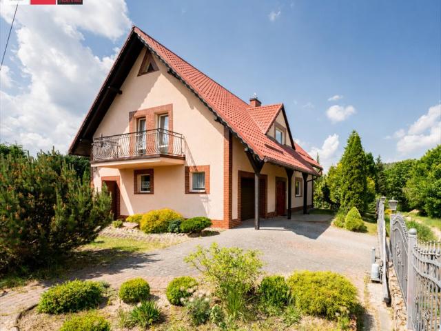 Przestronny dom z kominkiem i garażem w Ostrzycach