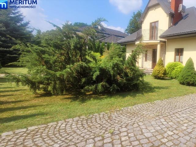 Przestronny dom z kominkiem i piękną działką 1230 m2