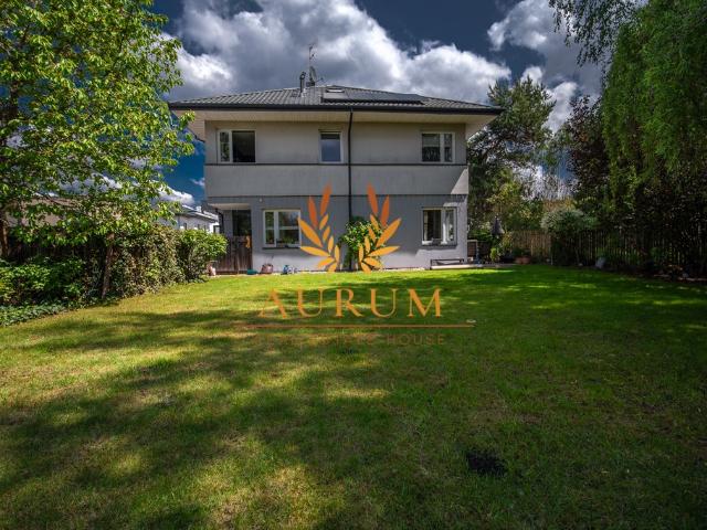 Przestronny dom z ogrodem na zamkniętym osiedlu w Wawerze