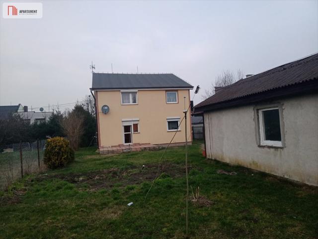 Przestronny dom z ogrodem, garażem i balkonem