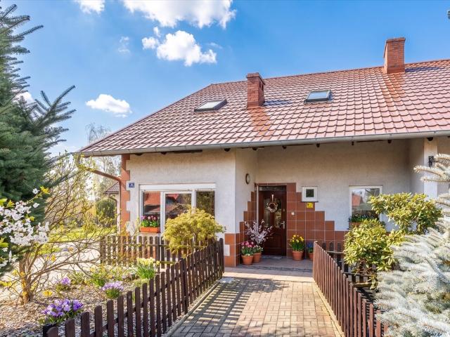 Przestronny dom z ogrodem i 2 garażami w Kruszynie