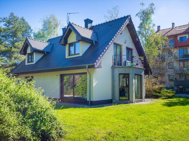 Przestronny dom z ogrodem, kominkiem i garażem