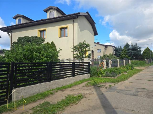 Na sprzedaż przestronny dom 7 pokoi z ogrodem i nowoczesnym ogrzewaniem