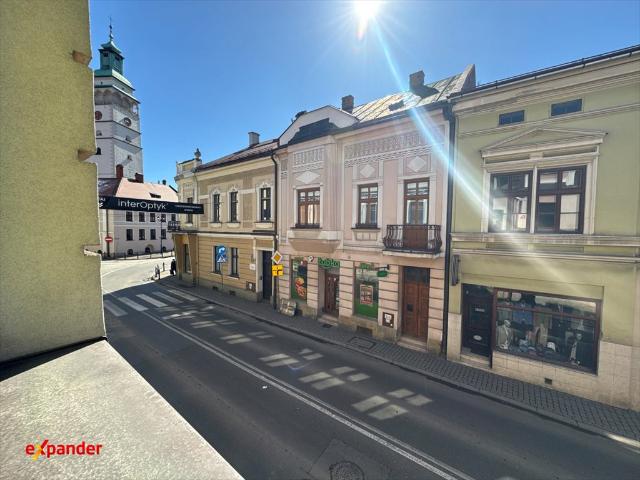 Przestronny lokal 87,5 m² w centrum Żywca z dużymi oknami