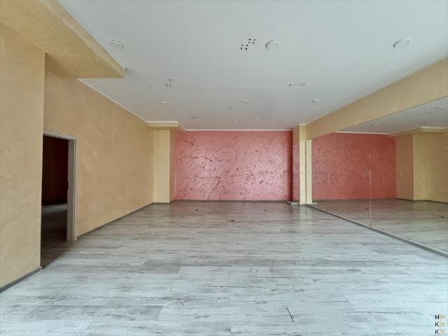 Przestronny lokal 116,71 m2 na wynajem z dużymi salami i parkingiem