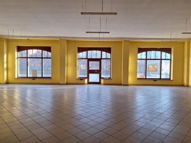 Sprzedam przestronny lokal 185 m² z witrynami i parkingiem