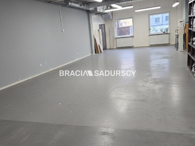 Przestronny lokal 265 m² z dużymi witrynami i 3 wejściami