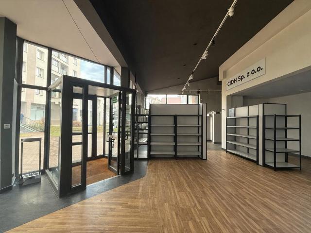 Przestronny lokal 373 m2 z witrynami i podziałem