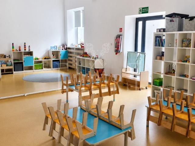 Przestronny lokal usługowy 300 m² z wysokimi sufitami i dwoma wejściami