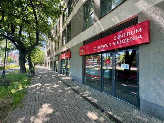 Przestronny lokal usługowy na Mokotowie z witrynami