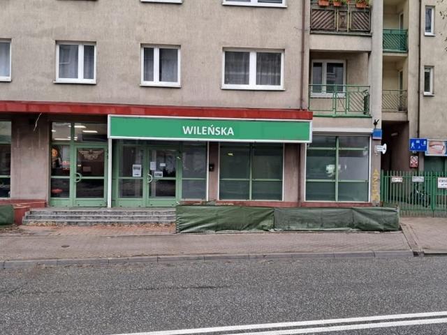 Przestronny lokal usługowy na Pradze z witrynami