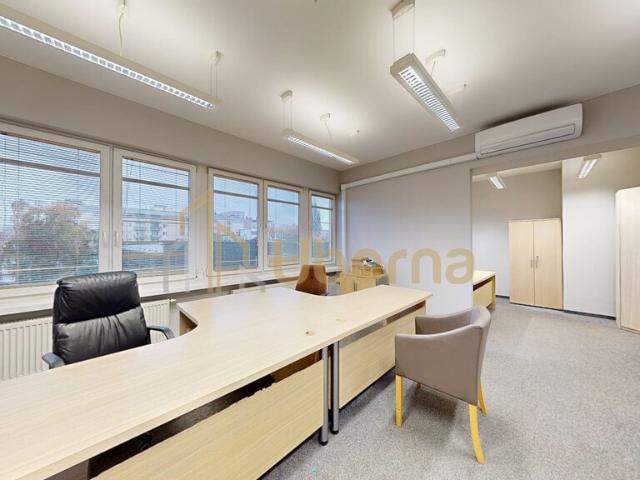 Przestronny lokal biurowy 23 m² w centrum Pomorzan