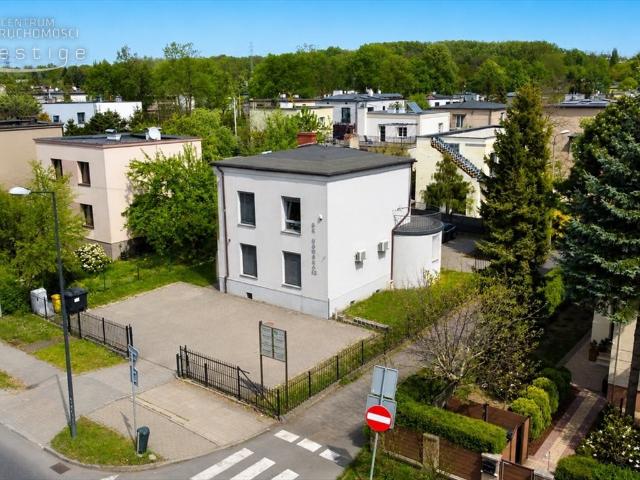 Polecam przestronny lokal biurowo usługowy z dużym parkingiem!