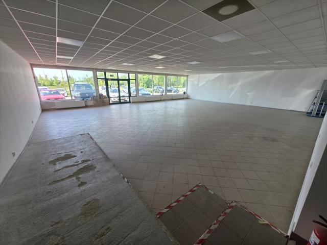 Przestronny lokal handlowo usługowy 600 m² z dużymi witrynami
