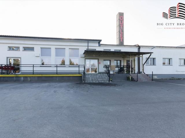 Przestronny lokal handlowo usługowy po remoncie