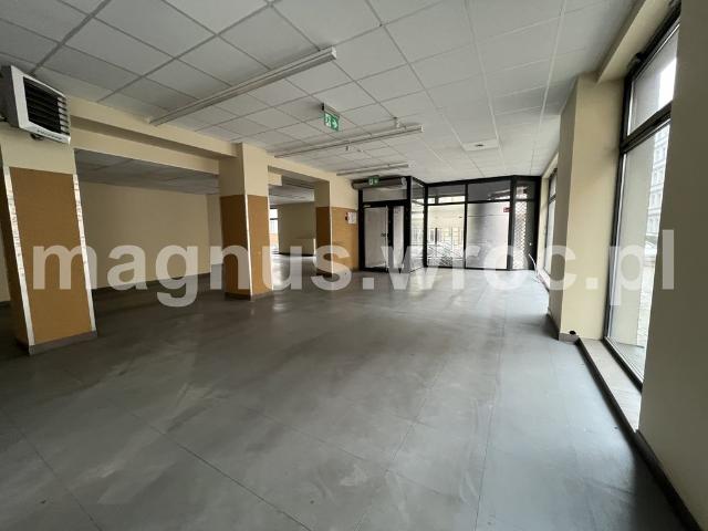 Przestronny lokal handlowy 346 m² z witrynami i parkingiem
