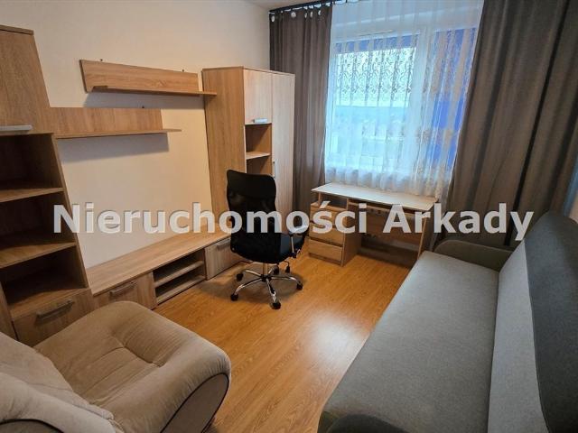 Przestronny pokój z balkonem w nowoczesnym mieszkaniu