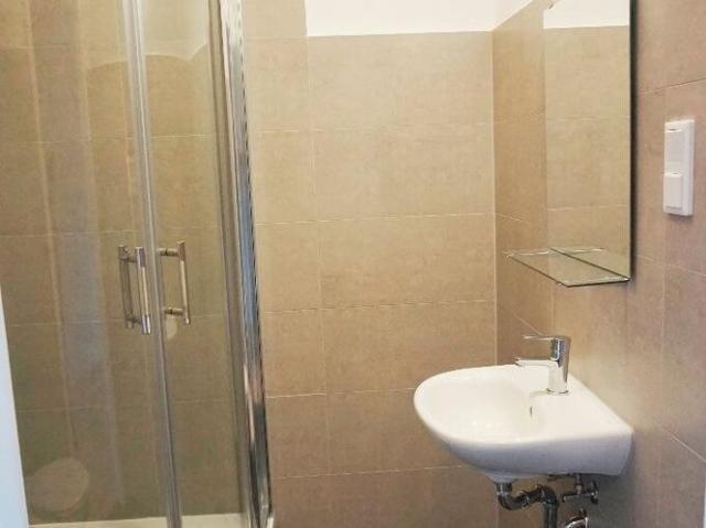 przestronny pokój z własną łazienką i wspólną kuchnią