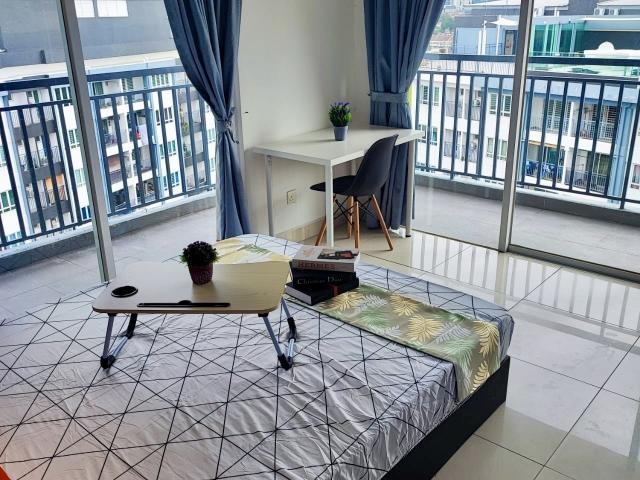 蒲种 Puchong Big Private Balcony Middle Room at Puchong, Selangor@Casa Tropika, Near LRT & 10mins IOI Mall