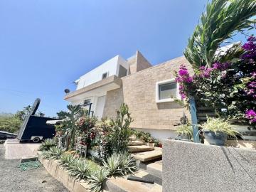 PUNTA BLANCA: CASA CON PISCINA, VISTA AL MAR Y CAFETERÍA LISTA