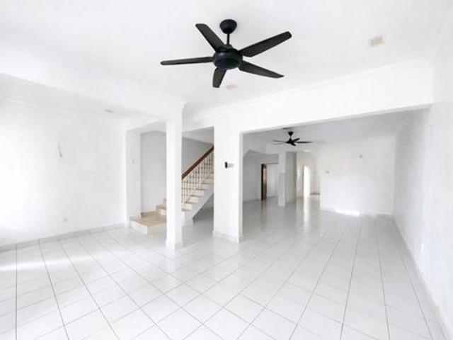 Puchong Utama Freehold Facing Green Ample Parking Space 4 Room 3 Bath