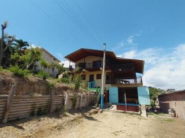 Puerto Lopez La loma de los Italianos: Se Vende Casa en Zona Rural, en la Montaña y Cerca del Mar en Puerto Lopez