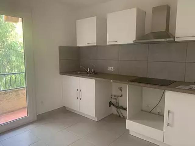 Puget Ville 83390 Location appartement 4 pièces t4 terrasse
