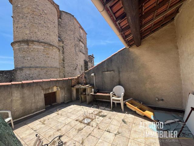 Puissalicon, Immeuble de 3 appartements avec extérieur à rénover