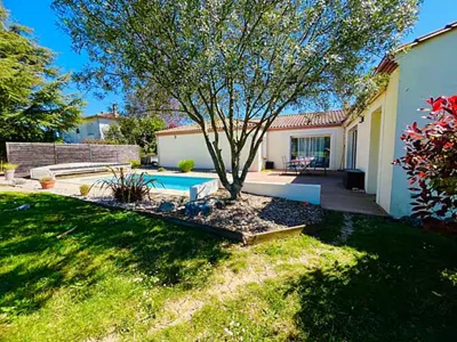 Pujols 47300 Achat / Vente maison 8 pièces t8 au dernier étage piscine
