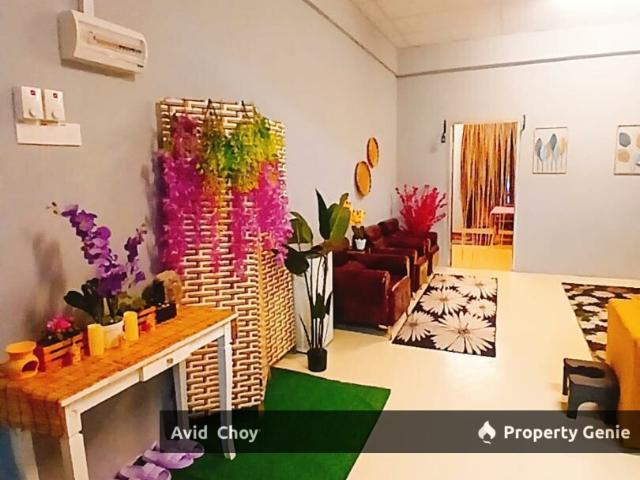 Pulai mutiara, upstairs floor shop