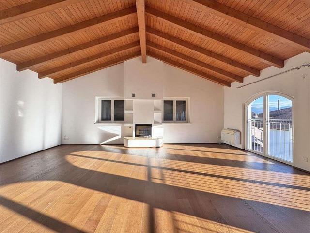 Pura – Bright 5.5 room duplex apartment with attic