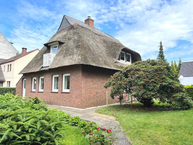 PURNHAGEN IMMOBILIEN Bremen Rönnebeck, charm. Reetdachhaus mit sep. Werkstatt in zentraler Lage