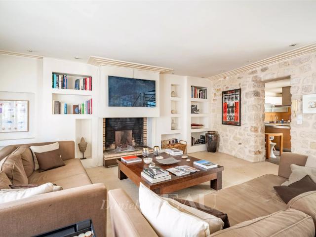 Puteaux Maison en pierre avec patio, dans une rue pavée au. 168m² Puteaux