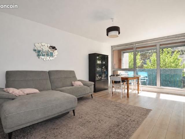 Puteaux – Quartier République – 5 pièces de 103 m² avec loggia, cave et double parking