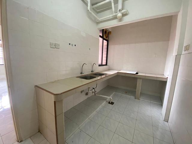 Putra Impian Apartment 3r2b Taman Pinggiran Putra Seri Kembangan MRT