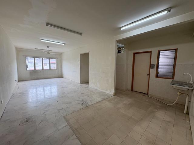 Putra Permai Block C behind Mc D Equine near MRT Station 905sf 3 Room